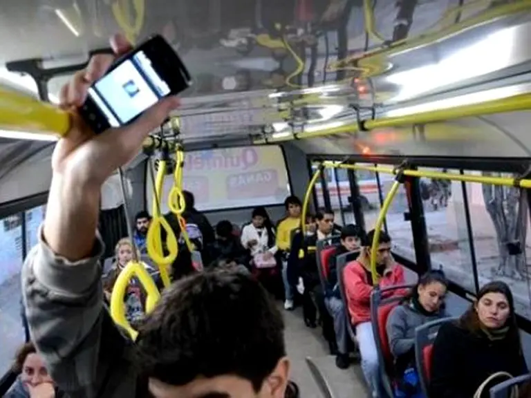 En la Ciudad prohí­ben escuchar música sin auriculares en subtes y colectivos