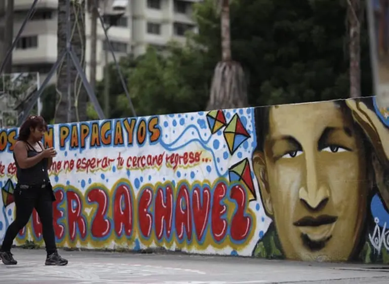 Aseguran que "Chávez sigue en grave estado, entubado, con una infección respiratoria"