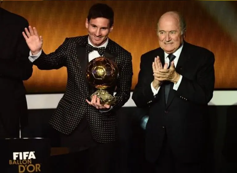 Messi da que hablar: ganó su cuarto Balón de Oro consecutivo y vistió un polémico smoking