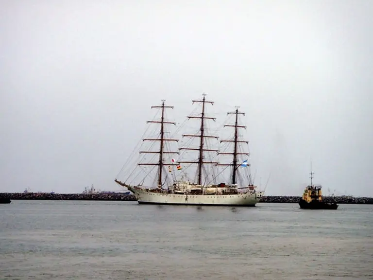 Avanzan los preparativos para recibir a la fragata Libertad en Mar del Plata