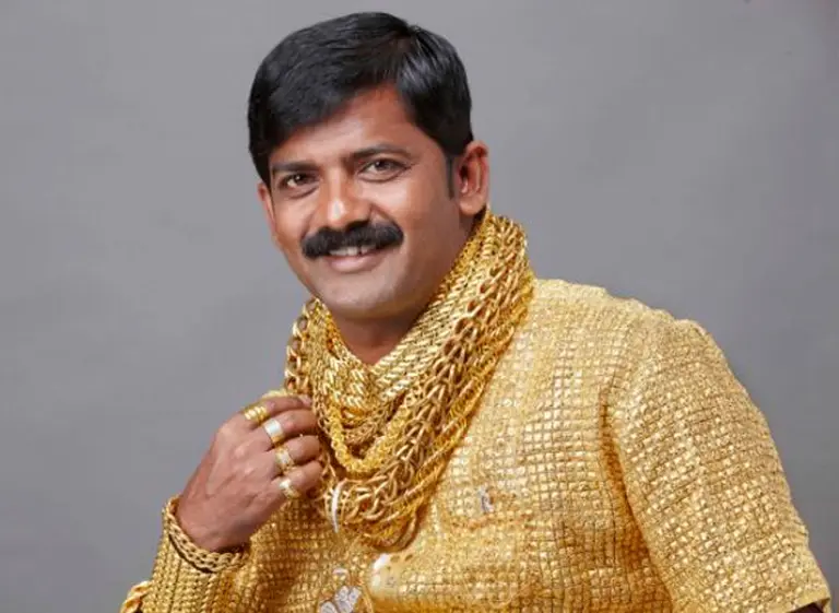 ¿Billetera mata galán?: millonario indio se hizo una camisa de oro para seducir mujeres