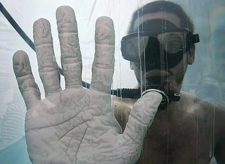 "Manos de abuelito": ¿por qué se arrugan los dedos en el agua?