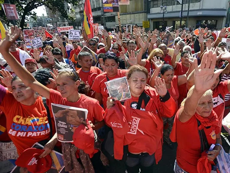 Al grito de "¡Yo soy Chávez!", masiva marcha inundó Caracas en apoyo a su presidente