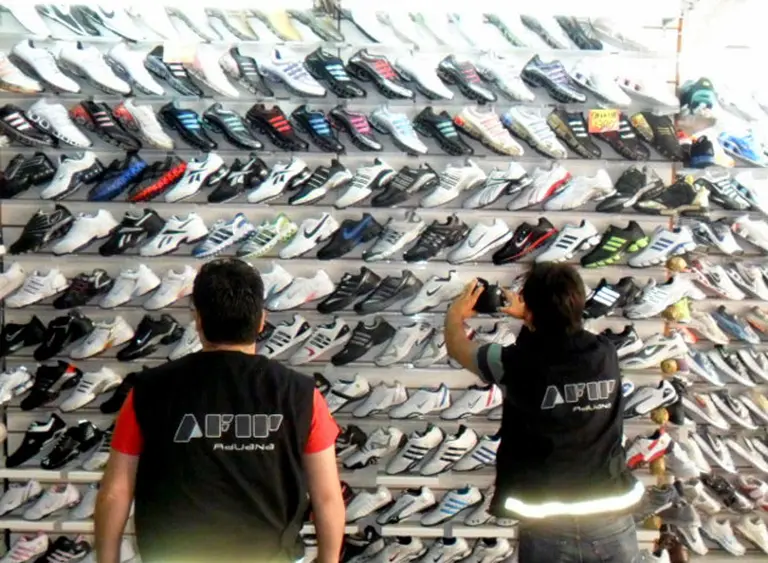 La AFIP secuestra $900.000 en prendas deportivas truchas