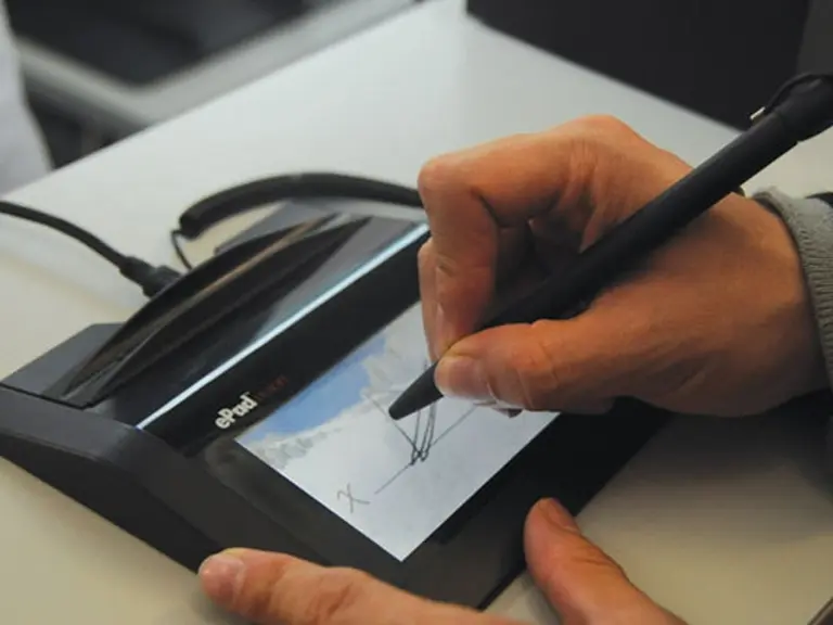 Lanzan plan para digitalizar trámites en oficinas estatales y "ahorrar" $90.000 M en dos años