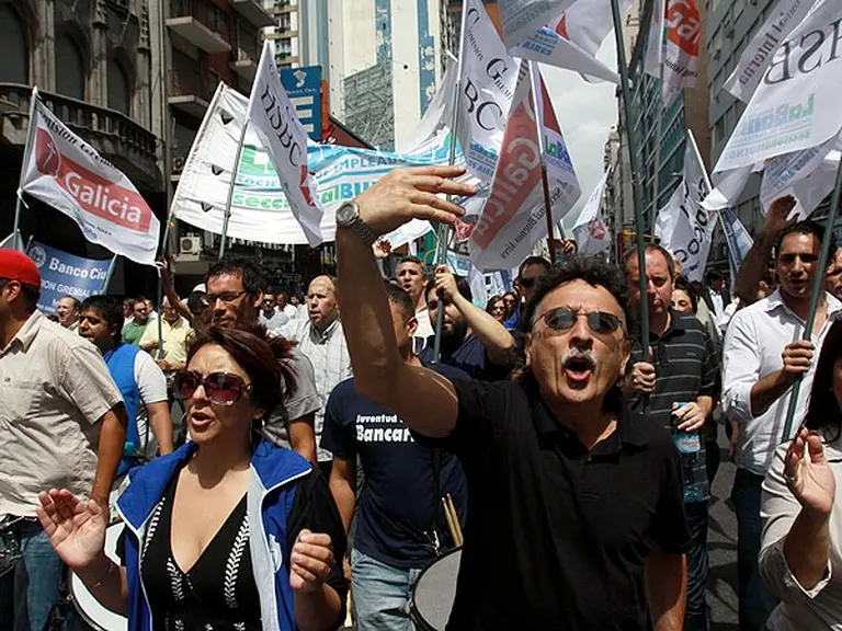 Bancarios deberán dar explicaciones en Trabajo sobre el acuerdo salarial