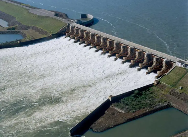 Yacyretá: condenan a 4 años a ex secretario de Industria del menemismo