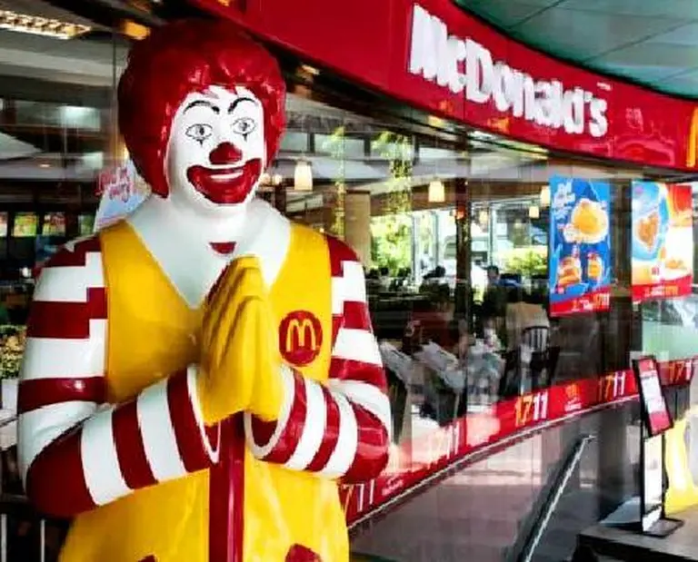 Multan a un McDonald's de Chile por encontrar una cola de un ratón en una hamburguesa