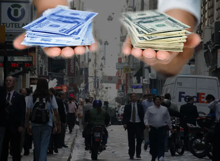 La otra fuga: la dolarización ví­a el blue fue tres veces la salida de capitales oficial