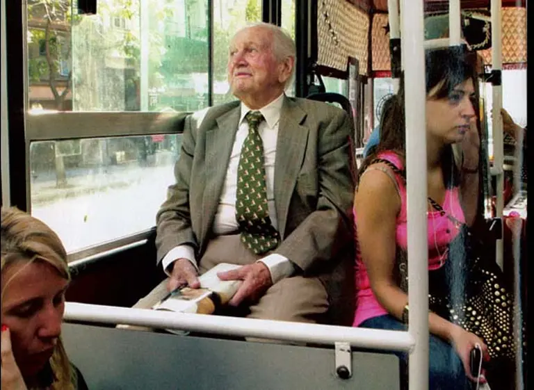El padre Máxima, la futura reina de Holanda, viaja en colectivo por Buenos Aires