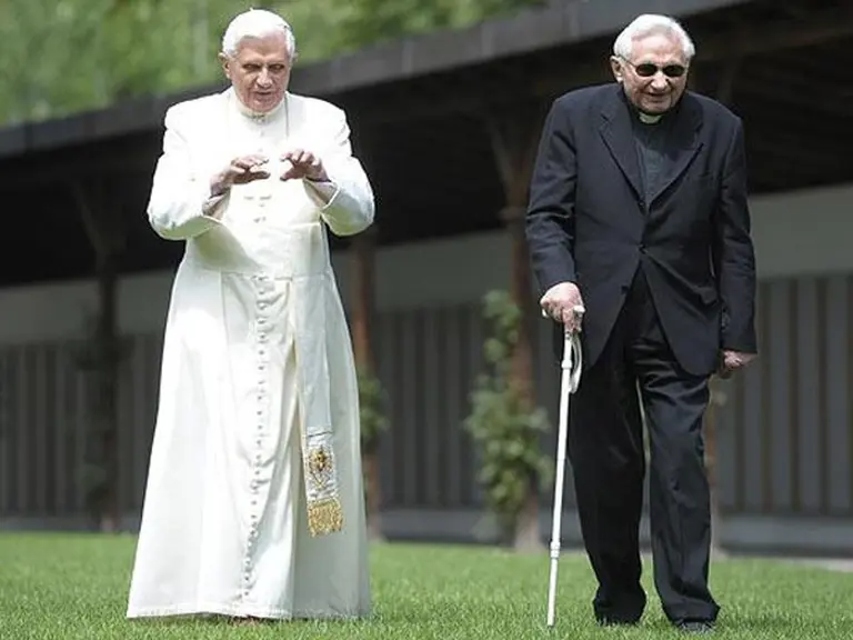 El hermano del Papa reconoció que se aleja por problemas de salud