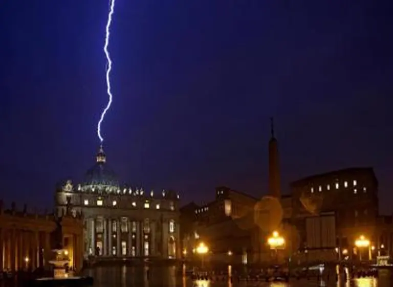 El rayo que cayó en San Pedro tras el anuncio del Papa da la vuelta al mundo