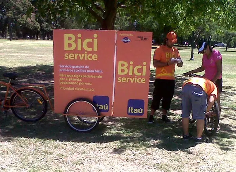 Por una ciudad "más verde", Itaú lanzó mini talleres que arreglan bicicletas gratis
