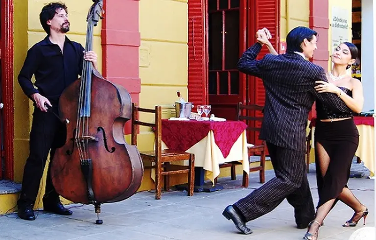 Por la caí­da del turismo, las casas de shows de tango trabajan a media máquina