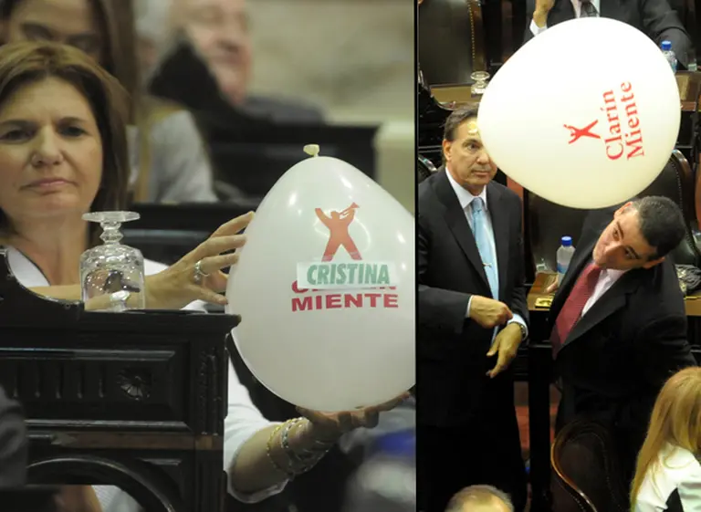 Guerra de globos: oficialistas juegan con "Clarí­n miente", oposición responde "Cristina miente"