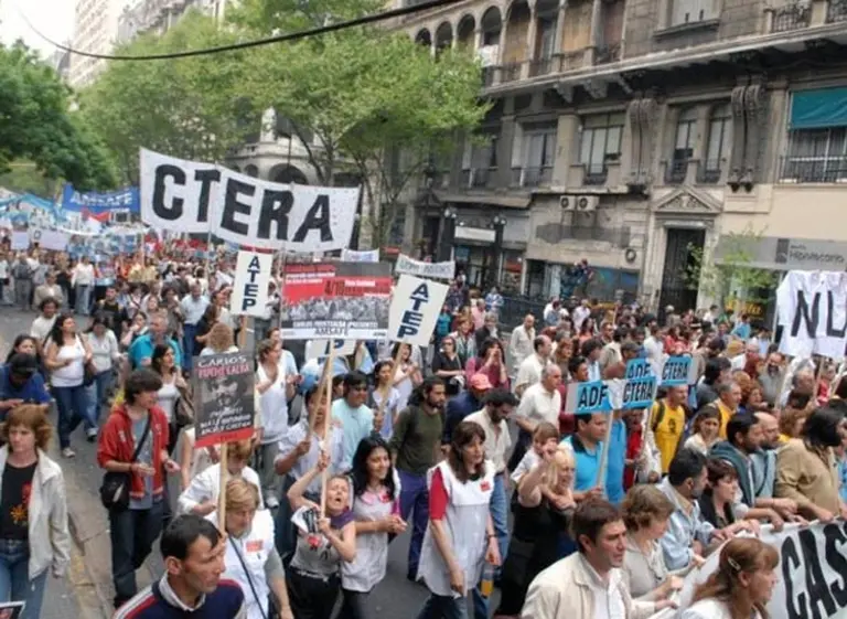 Estudian otorgar "suma puente" a docentes nacionales para que empiecen las clases