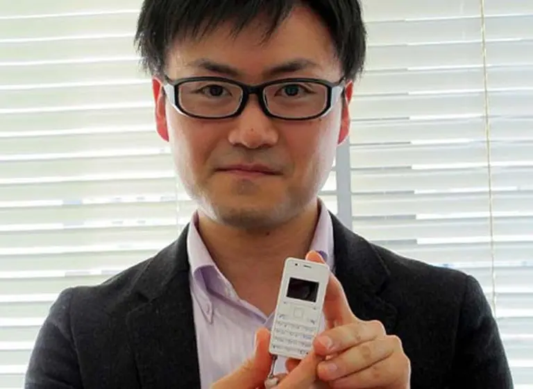 Presentan en Japón al teléfono celular "más pequeño y ligero" del mundo