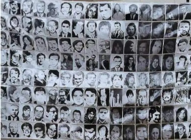 Colocan placas con nombres de desaparecidos a 72 aulas de la Facultad de Economí­a de la UBA