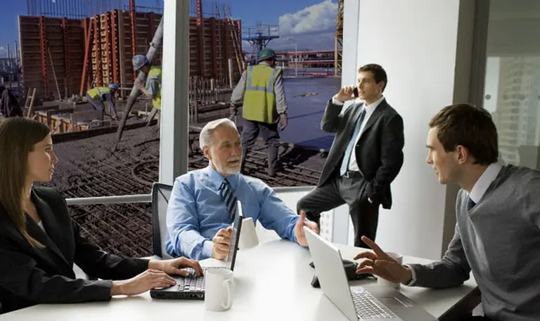 Al no poder girar dólares, las empresas vuelcan sus pesos a comprar locales, oficinas y campos