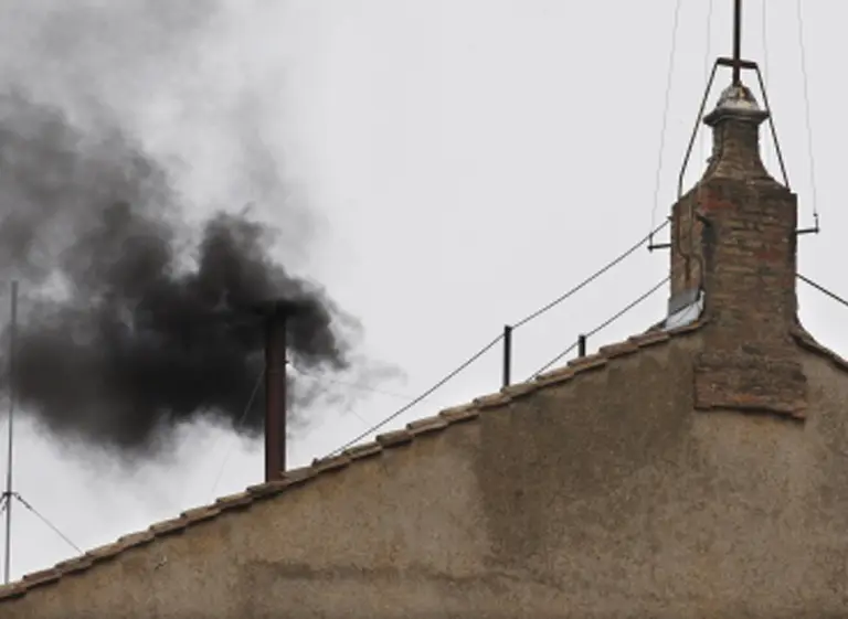 Segunda fumata negra: los cardenales aún no eligieron al sucesor de Benedicto XVI
