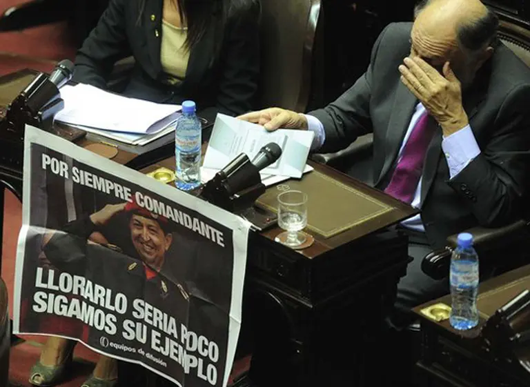 El bloque K en Diputados prefirió homenajear a Chávez que oí­r las primeras palabras del Papa