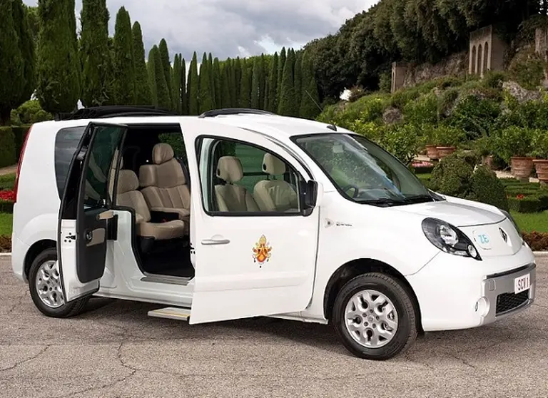 ¿Cuál será el nuevo papamóvil?: un repaso por los históricos, desde la carroza al ecológico