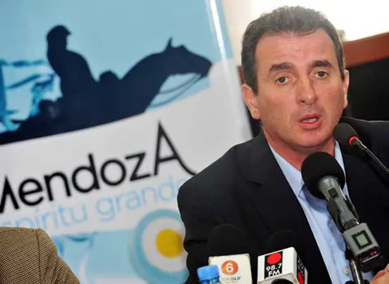 Campaña desbocada: el gobernador de Mendoza trató de "hijo de puta" a Cobos