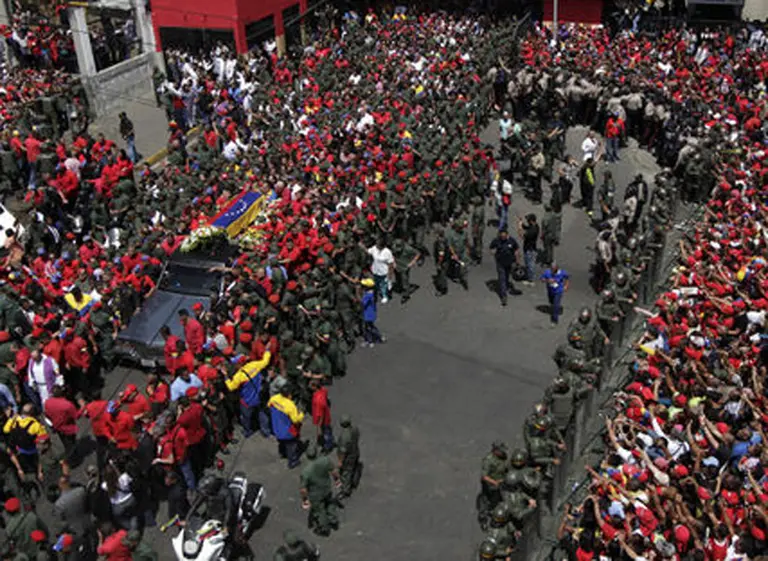 Terminó el funeral y ahora trasladan el cuerpo del fallecido presidente Hugo Chávez