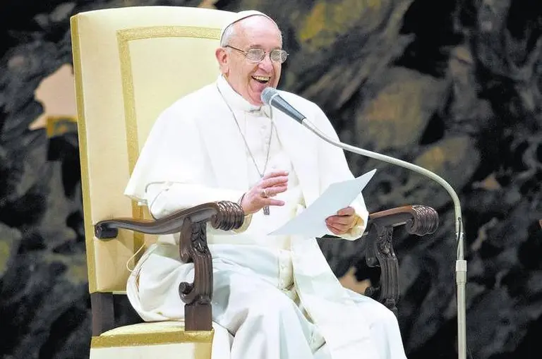 El Papa pidió por "una Iglesia pobre y para los pobres" y elogió el papel de los medios