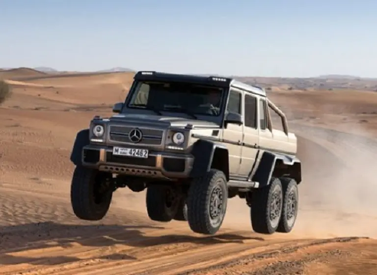 Mercedes Benz prueba una pick up de 6 ruedas para el segmento off road