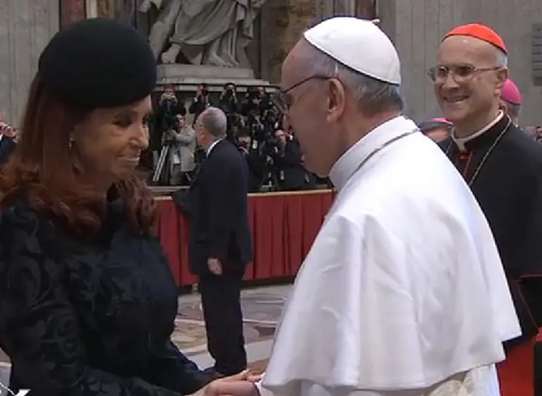 Para The Economist, Cristina Kirchner y Francisco hacen "una pareja difí­cil"