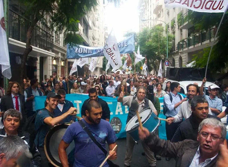 Empleados judiciales están concentrados frente al Congreso contra la reforma de la Justicia