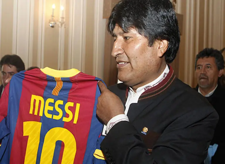 Evo Morales distinguió a Messi con un poncho andino tras el empate en La Paz