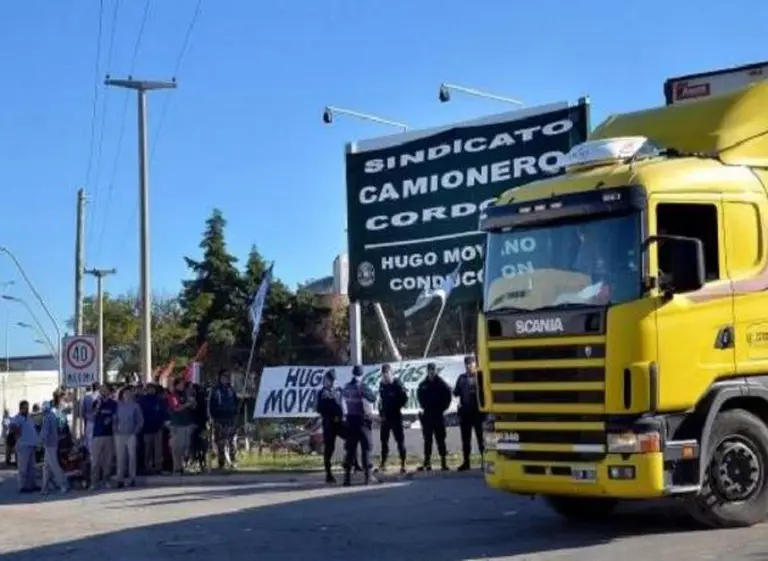 Córdoba: Tras 8 dí­as de bloqueo a los "súper", Camioneros aceptó la conciliación y levantó la protesta