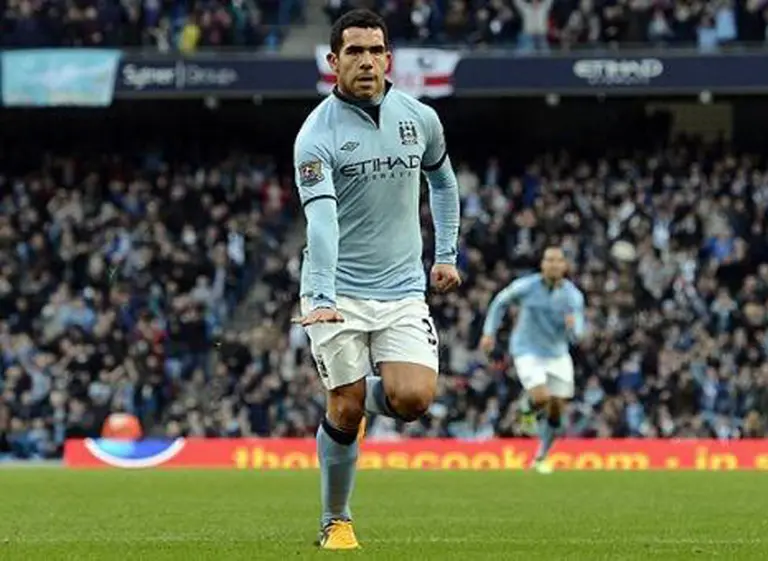 Como barrendero, Carlos Tevez inició tareas comunitarias en Inglaterra