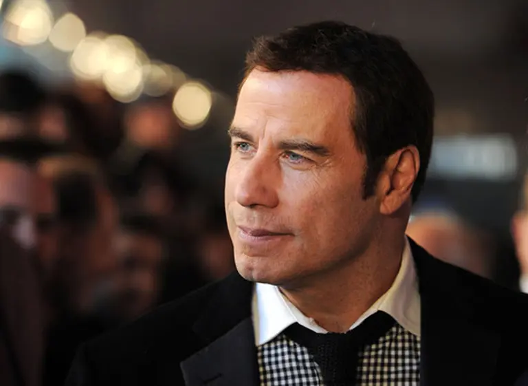 Acusan a Travolta de querer silenciar a dos hombres que lo demandan por acoso sexual