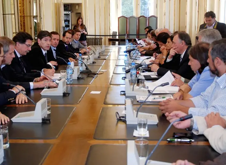 Los docentes universitarios aceptaron un aumento salarial de 29% por 16 meses