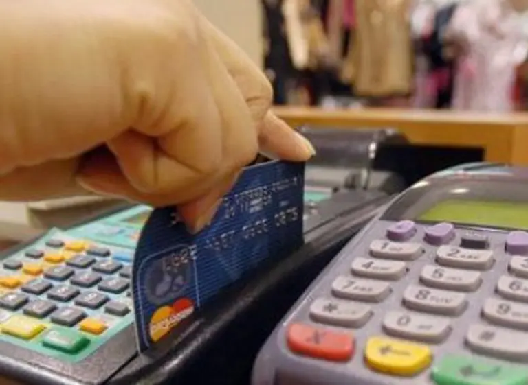 En la previa a las elecciones, se afianza el consumo con tarjeta apuntalado en las promociones