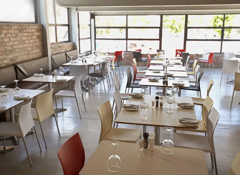 Bares y restaurantes luchan por la supervivencia: por suba de costos, cada vez cierran más comercios