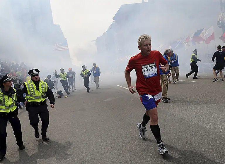 La explosión de 2 bombas en una maratón en Boston dejó 3 muertos y más de 100 heridos
