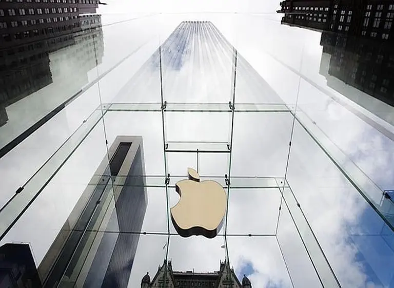 Apple amenaza con una sanción a un empleado por hacer horas extra