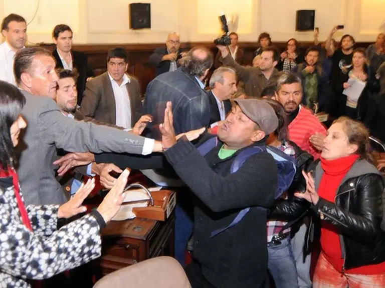 Disturbios en La Plata: cientos de afectados por inundaciones coparon el Concejo Deliberante