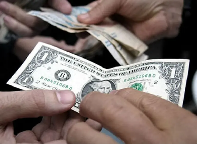 El mercado del dólar blue volvió a operar en forma "artesanal" a $9,40 para la venta