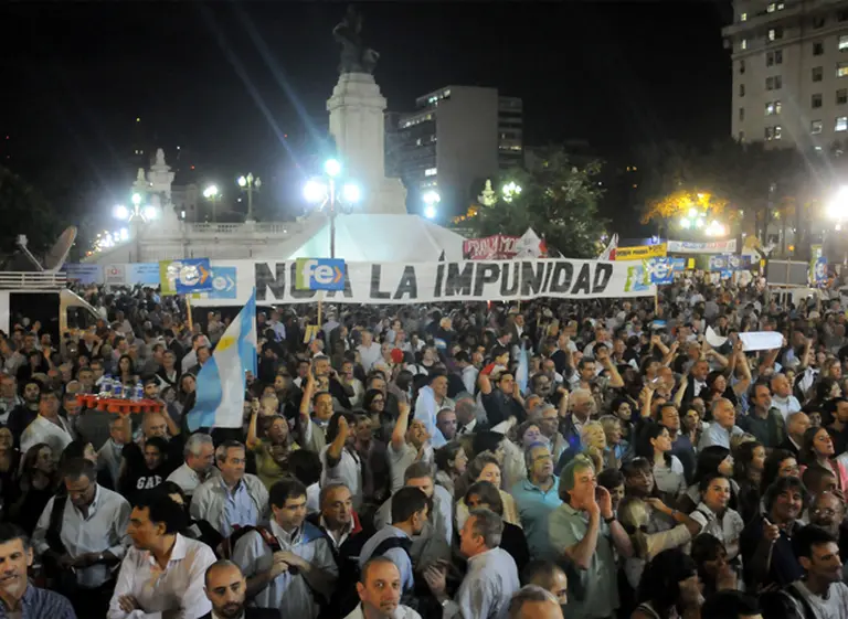 Cientos de personas protestan en el Congreso contra la reforma judicial