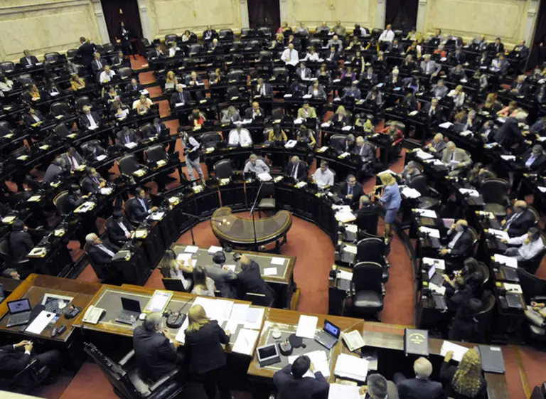 En una sesión con poco interés y varias butacas vací­as, continúa la discusión por la reforma judicial