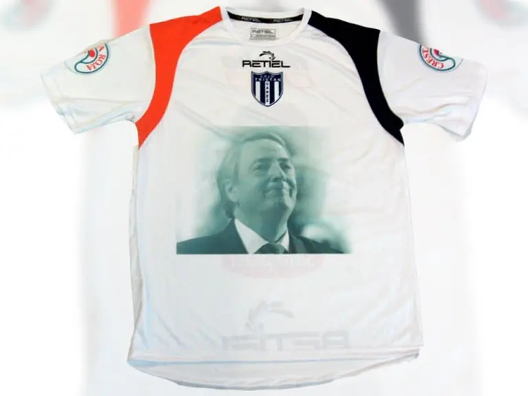 Tristán Suarez cambió su camiseta alternativa en homenaje a Néstor Kirchner