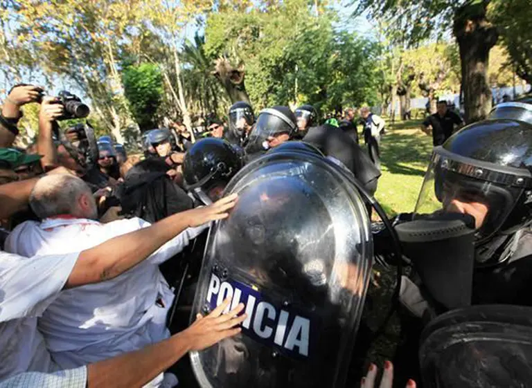 La defensora de la Ciudad apuntó contra la Metropolitana por el "uso irracional de la fuerza"