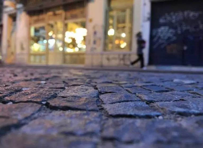 Ordenan al Gobierno porteño no remover el adoquinado de una calle de Palermo