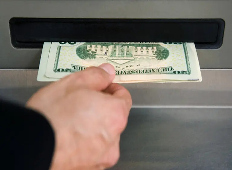 Los bancos ponen un techo a las extracciones por cajero en el exterior de $15.000