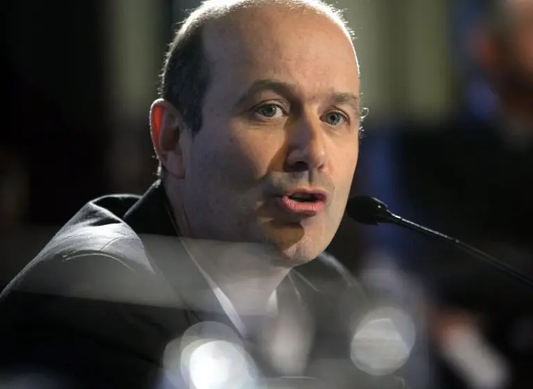 A Sturzenegger le sigue costando caro mantener al dólar bajo control